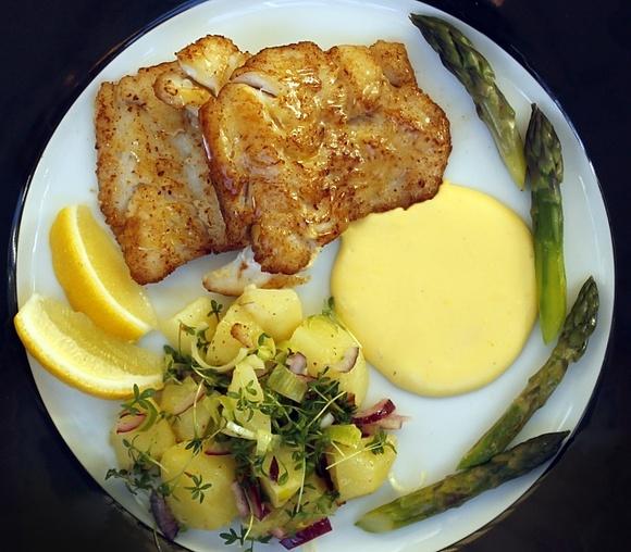 Pan fried haddock with hollandaise sauce