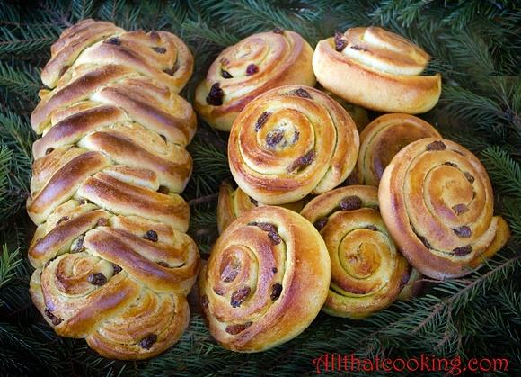 Swedish saffron christmas bread