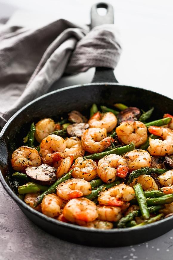 Garlic shrimp and asparagus skillet