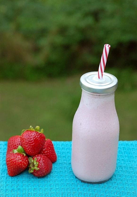 Vegan homemade strawberry shake recipe no ice cream needed