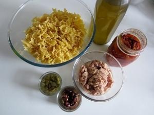 Pasta with tuna, capers, black olives and baked tomatoes