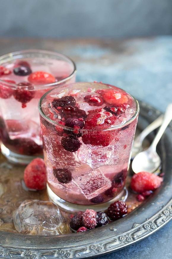 Low carb vodka and berries cocktail