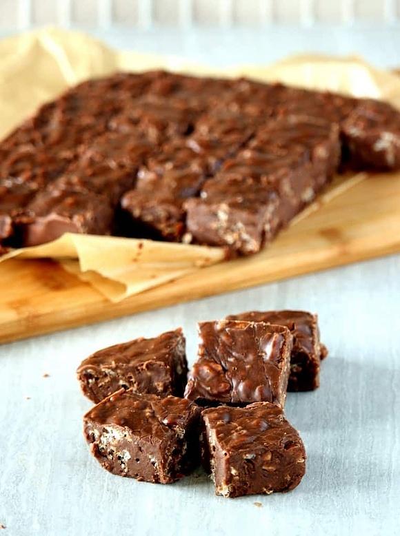 Crunchy 3 ingredients chocolate fudge