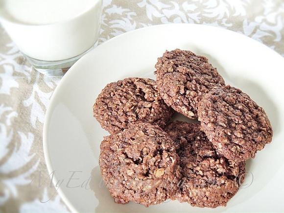 Healthy cocoa oatmeal cookies