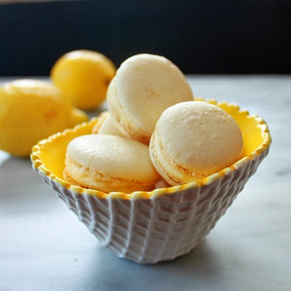 Lemon macarons with lime curd