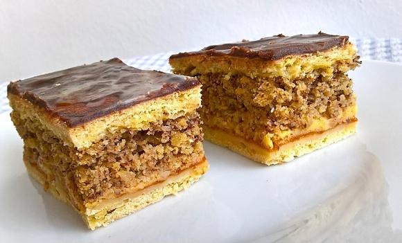 Hazelnut slab pie - Mogyorós béles
