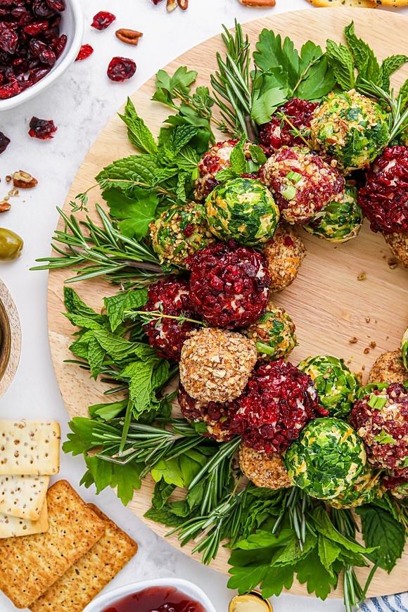 Mini cheeseballs wreath - festive holiday appetizer