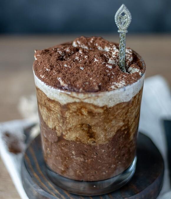 Healthy tiramisu overnight oats – vegan, easy and delicious