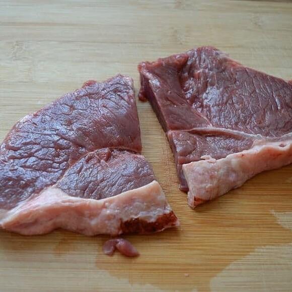 Peppered steak with creamy mushroom sauce
