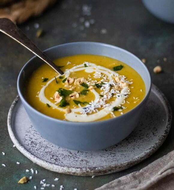 Easy creamy carrot cauliflower soup with hazelnuts