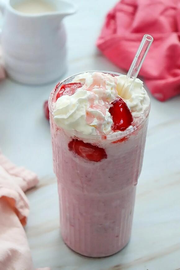 Strawberry cheesecake frappuccino – healthier version