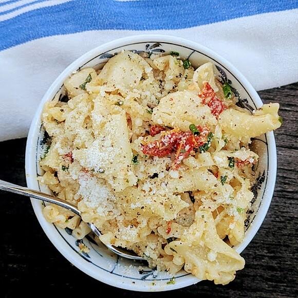Creamy pasta with sun-dried tomatoes and garlic