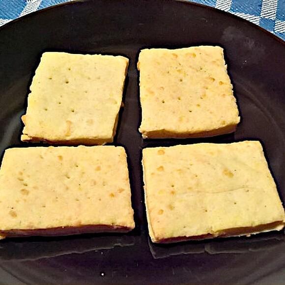 Savory cheese crackers