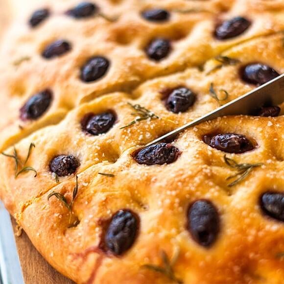 Easy olive focaccia: perfect homemade bread