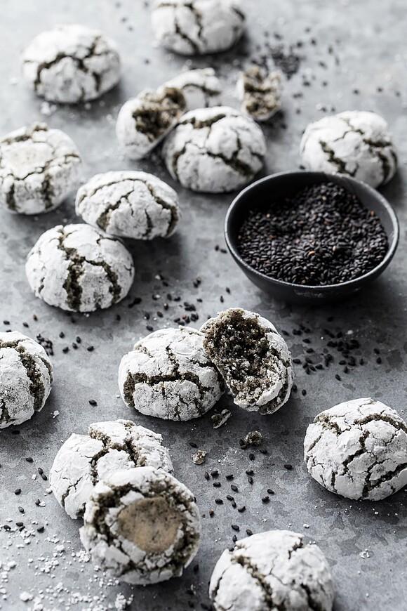 Black sesame amaretti cookies