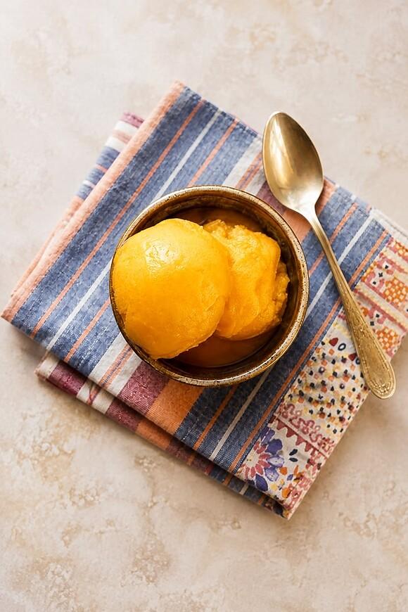 Homemade mango sorbet with fresh lime (4 ingredients)