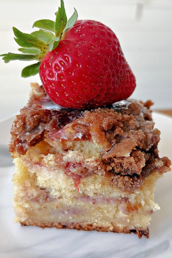 Strawberry coffee cake with cinnamon streusel and glaze