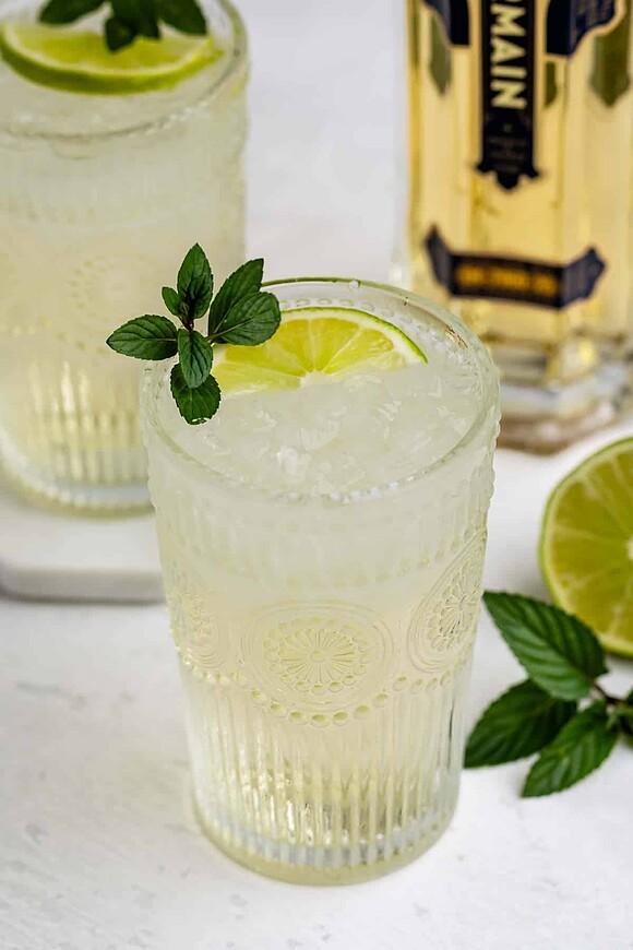 Hugo spritz: elderflower cocktail