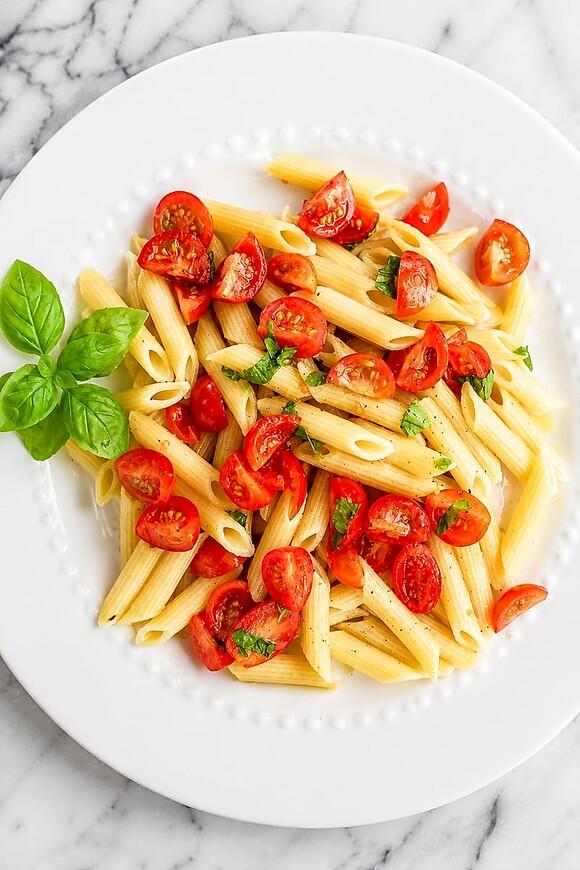 Cherry tomato pasta with basil and garlic in 10 minutes