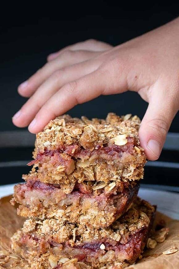 Vegan cranberry crumble oatmeal bars
