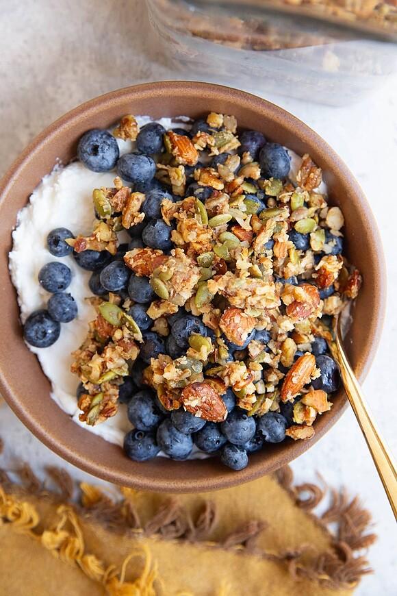 Crunchy low-sugar granola