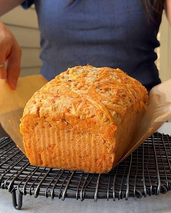 Green onion cheddar beer bread