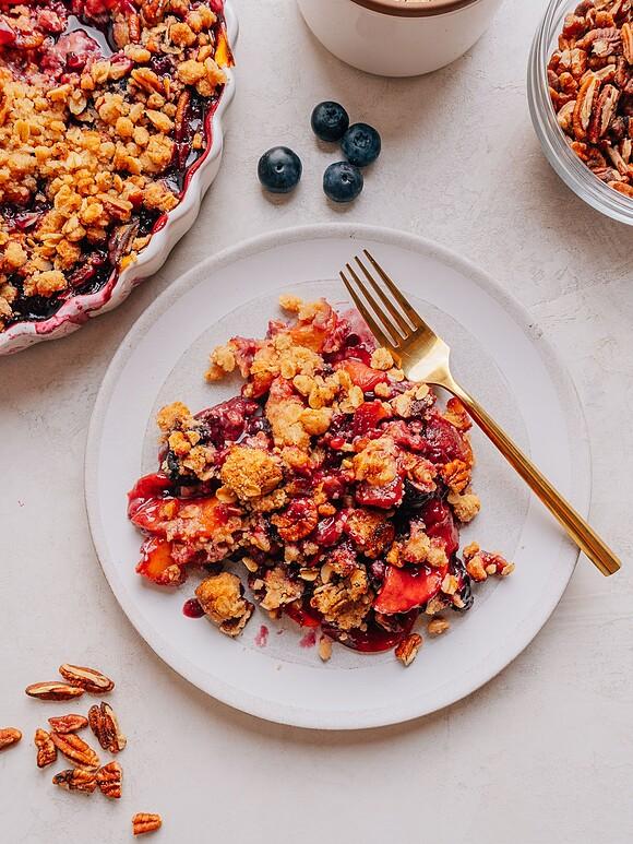 Peach blueberry crisp with brown sugar oat topping