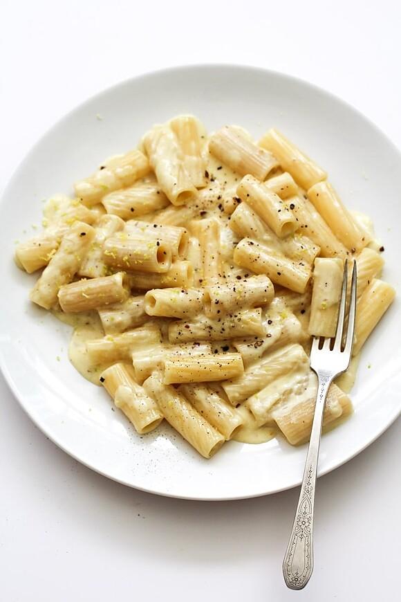 The best creamy garlic pasta with roasted garlic