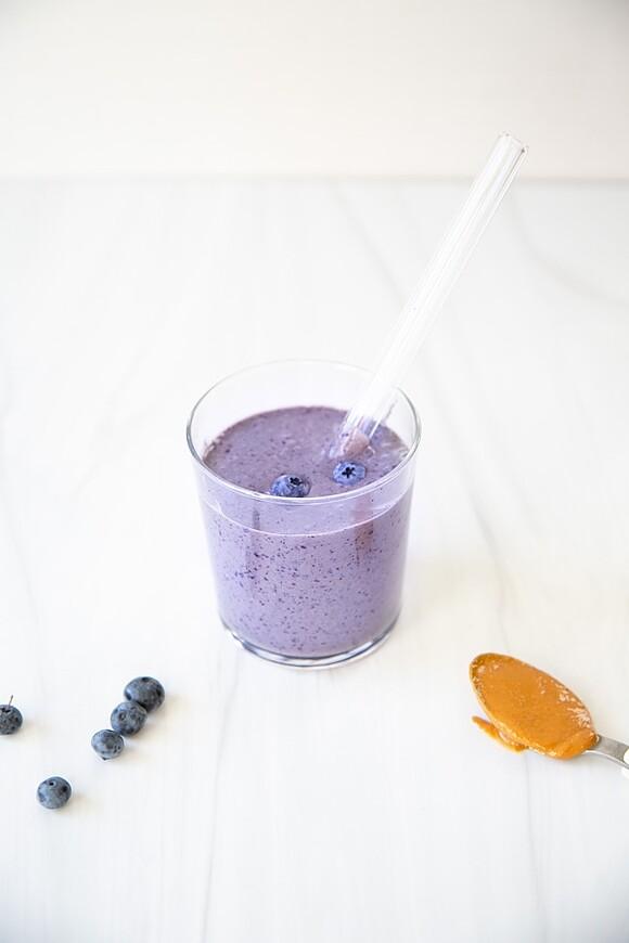 Banana-blueberry low fodmap smoothie with almond milk