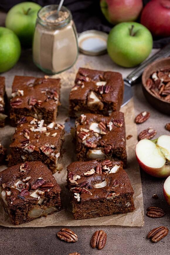 Apple gingerbread cake (vegan)