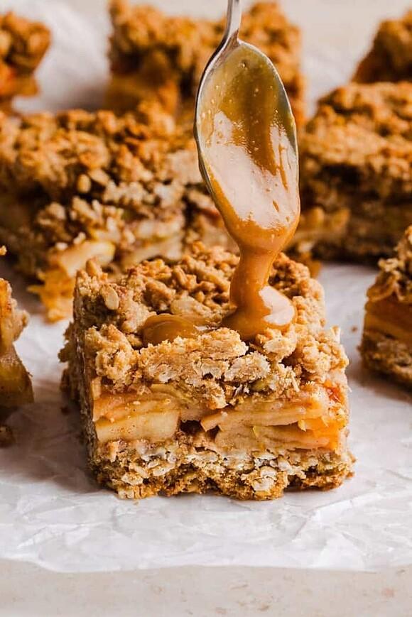 Healthy apple pie crumble bars