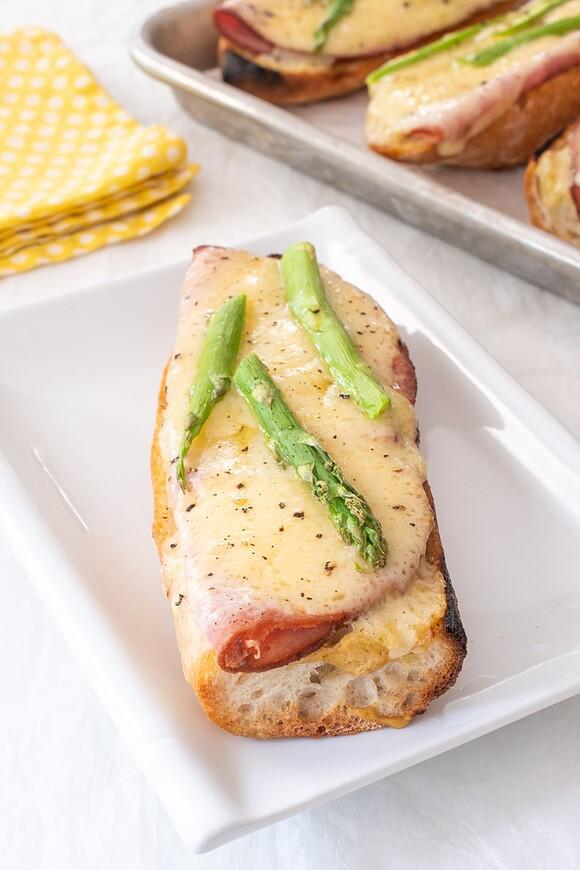 Ham, gruyère, and asparagus tartines