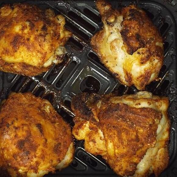 Crispy air fryer chicken thighs