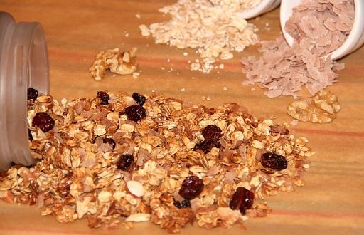 Oats and red rice flakes granola