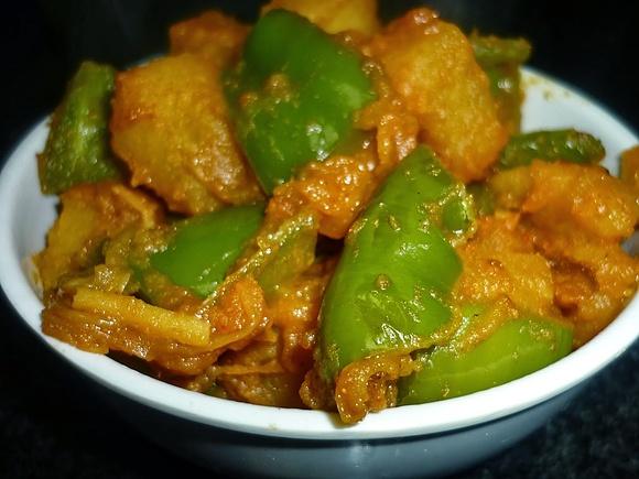 Aloo shimla mirch – easy potato and capsicum curry