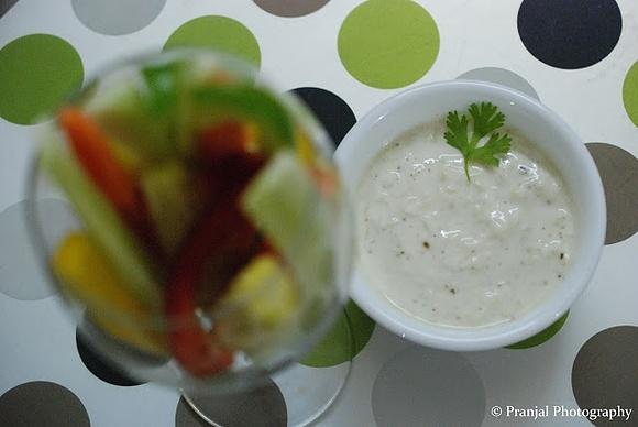 Cucumber dip with vegetables