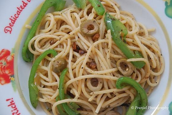 Spaghetti aglio e Olio with garlic, olive oil and chili peppers