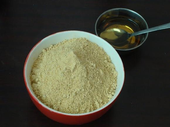 Idli podi with sesame seeds