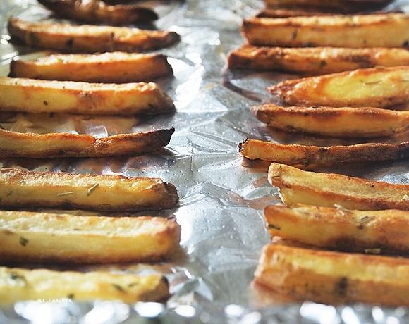 Baked seasoned French fries with skin