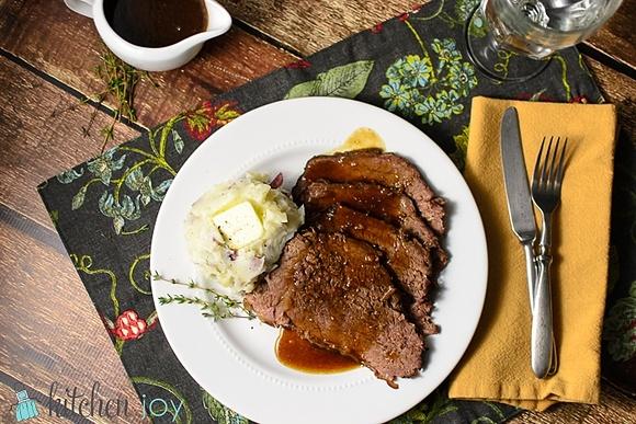 Slow cooker roast beef with red wine sauce