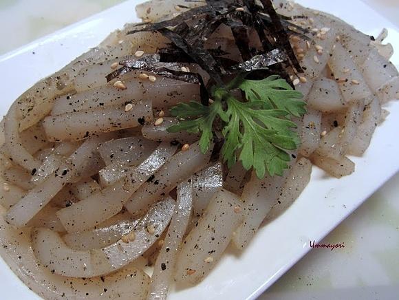 Mung bean jelly with black sesame seeds