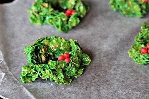 Christmas wreath cookies with marshmallows and almonds