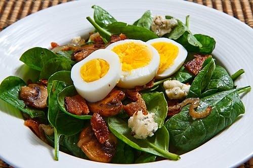 Spinach salad with bacon, caramelized onions, mushrooms and blue cheese
