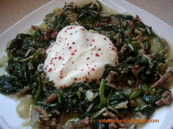 Spinach with ground meat, onions and wholegrain basmati rice