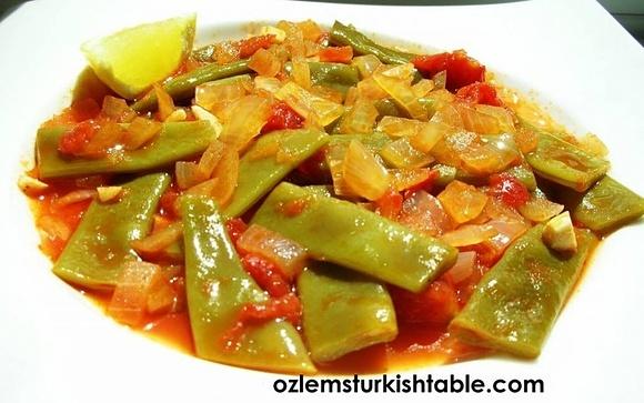 Zeytinyagli taze fasulye - turkish cooked runner beans in olive oil