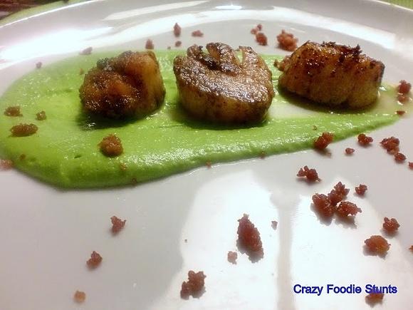 Pan-seared sea scallops with pea purée and prosciutto
