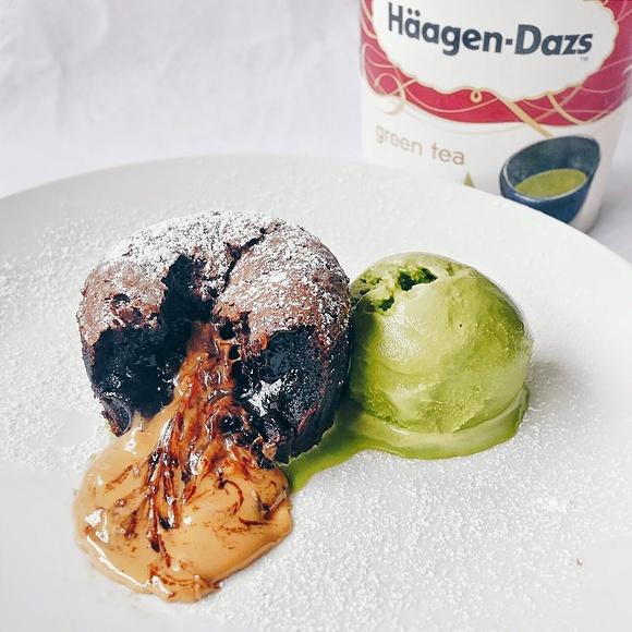 Chocolate speculoos molten lava cake