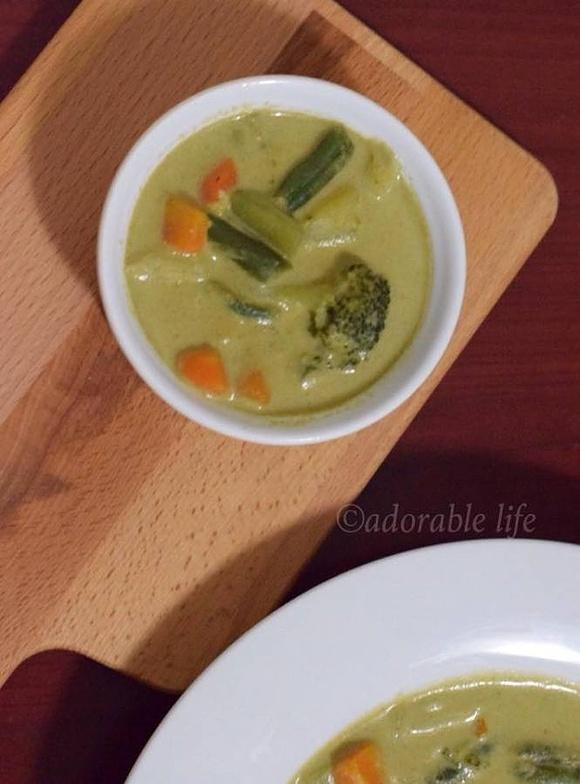 Green vegetable curry with cashew and coconut cream