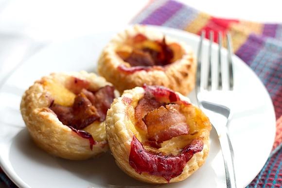 Cranberry and brie tartlets with bacon and red onion