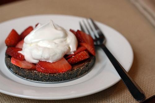 Oreo Nutella tart with fresh strawberries